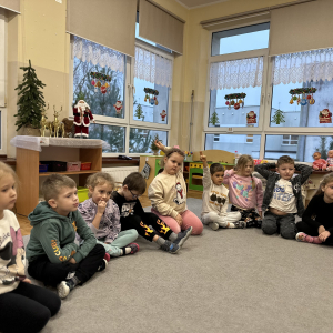 „Skrzaty słuchają opowieści z książki Kicia Kocia i odkrywają, jakie emocje towarzyszą bohaterom.”