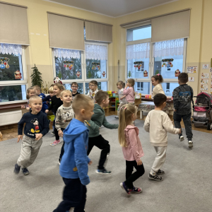 „Przedszkolaki reagowały na zmieniający się rytm i tempo utworów, ucząc się, że muzyka może odzwierciedlać emocje.”