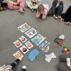 „Tworzenie Kącika Emocji – dzieci wybierają pomoce, które pomogą im nazywać i oswajać swoje uczucia.”