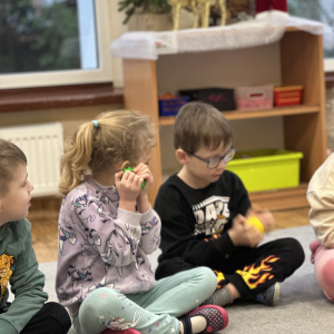 „Tworzenie Kącika Emocji – dzieci wybierają pomoce, które pomogą im nazywać i oswajać swoje uczucia.”