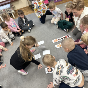 „Zabawa w memory o emocjach – Skrzaty dopasowują pary i uczą się, jak wygląda radość, smutek czy zdziwienie.”