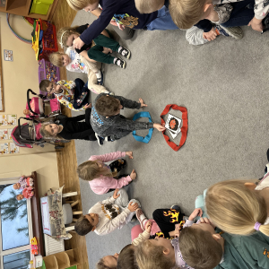 	„Przedszkolaki grupują emocje na przyjemne i nieprzyjemne – uczą się, że wszystkie są ważne i potrzebne.”