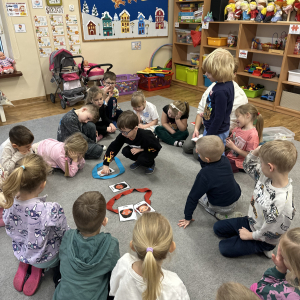 	„Przedszkolaki grupują emocje na przyjemne i nieprzyjemne – uczą się, że wszystkie są ważne i potrzebne.”