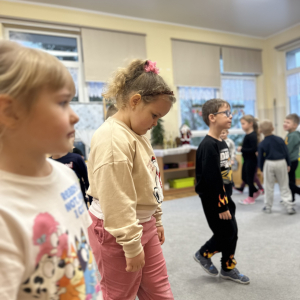 „Przedszkolaki reagowały na zmieniający się rytm i tempo utworów, ucząc się, że muzyka może odzwierciedlać emocje.”