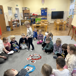 	„Przedszkolaki grupują emocje na przyjemne i nieprzyjemne – uczą się, że wszystkie są ważne i potrzebne.”