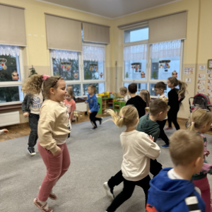 „Przedszkolaki reagowały na zmieniający się rytm i tempo utworów, ucząc się, że muzyka może odzwierciedlać emocje.”