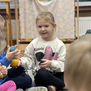 „Tworzenie Kącika Emocji – dzieci wybierają pomoce, które pomogą im nazywać i oswajać swoje uczucia.”