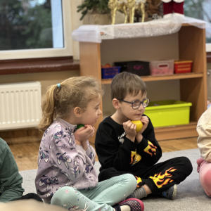 „Tworzenie Kącika Emocji – dzieci wybierają pomoce, które pomogą im nazywać i oswajać swoje uczucia.”