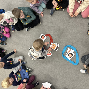 	„Przedszkolaki grupują emocje na przyjemne i nieprzyjemne – uczą się, że wszystkie są ważne i potrzebne.”