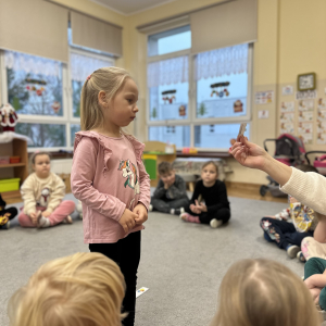 „Tworzenie Kącika Emocji – dzieci wybierają pomoce, które pomogą im nazywać i oswajać swoje uczucia.”