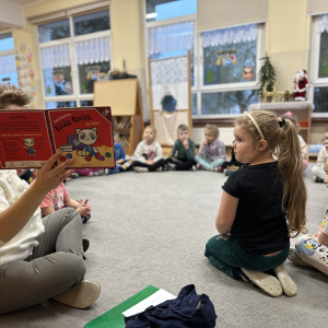 „Skrzaty słuchają opowieści z książki Kicia Kocia i odkrywają, jakie emocje towarzyszą bohaterom.”