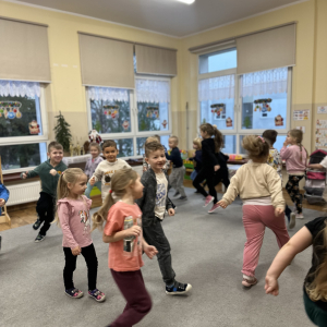 „Przedszkolaki reagowały na zmieniający się rytm i tempo utworów, ucząc się, że muzyka może odzwierciedlać emocje.”