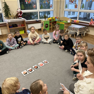 „Pani Alicja – pedagog specjalny – tłumaczy dzieciom, jak rozpoznawać i nazywać różne uczucia.”