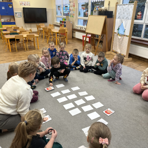 „Pani Alicja – pedagog specjalny – tłumaczy dzieciom, jak rozpoznawać i nazywać różne uczucia.”