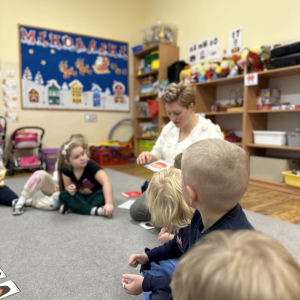 „Pani Alicja – pedagog specjalny – tłumaczy dzieciom, jak rozpoznawać i nazywać różne uczucia.”