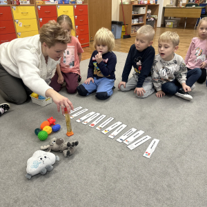 „Tworzenie Kącika Emocji – dzieci wybierają pomoce, które pomogą im nazywać i oswajać swoje uczucia.”