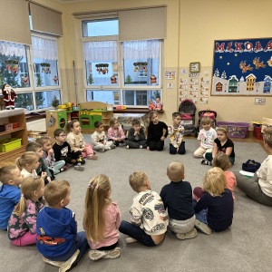 „Skrzaty słuchają opowieści z książki Kicia Kocia i odkrywają, jakie emocje towarzyszą bohaterom.”