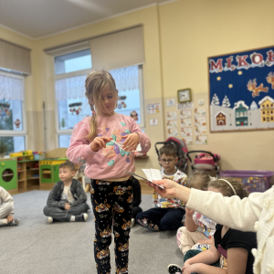 „Tworzenie Kącika Emocji – dzieci wybierają pomoce, które pomogą im nazywać i oswajać swoje uczucia.”