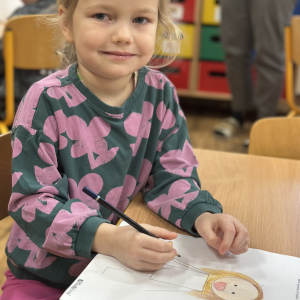 „Prace plastyczne pomagają Skrzatom pokazać, co czują – każda kartka i obrazek opowiada o innej emocji.”