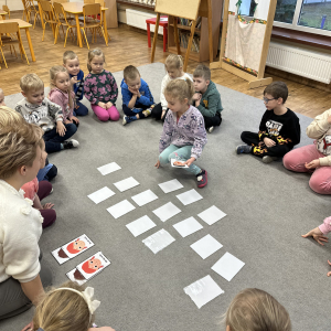 „Pani Alicja – pedagog specjalny – tłumaczy dzieciom, jak rozpoznawać i nazywać różne uczucia.”