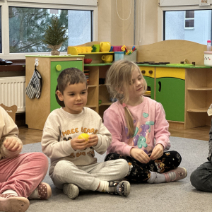 „Tworzenie Kącika Emocji – dzieci wybierają pomoce, które pomogą im nazywać i oswajać swoje uczucia.”