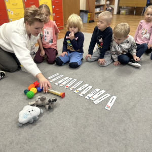 „Tworzenie Kącika Emocji – dzieci wybierają pomoce, które pomogą im nazywać i oswajać swoje uczucia.”