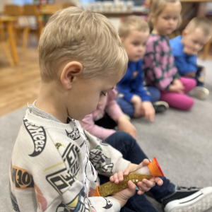 „Tworzenie Kącika Emocji – dzieci wybierają pomoce, które pomogą im nazywać i oswajać swoje uczucia.”