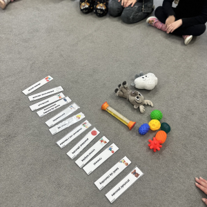 „Tworzenie Kącika Emocji – dzieci wybierają pomoce, które pomogą im nazywać i oswajać swoje uczucia.”