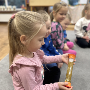 „Tworzenie Kącika Emocji – dzieci wybierają pomoce, które pomogą im nazywać i oswajać swoje uczucia.”