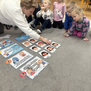 „Tworzenie Kącika Emocji – dzieci wybierają pomoce, które pomogą im nazywać i oswajać swoje uczucia.”