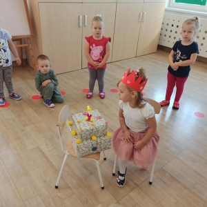 Hania zdmuchuje świeczki na torcie