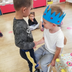 Dzieci składają życzenia Wiktorowi