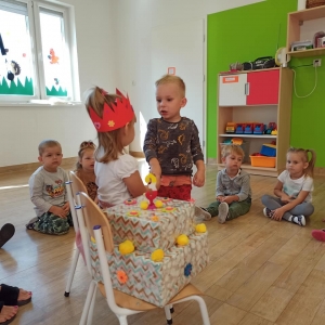 Dzieci składają życzenia Hani