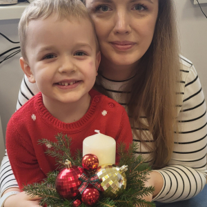 Chłopiec pozujący z mamą.