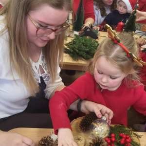 Dziewczynka z mamą wykonująca stroik.
