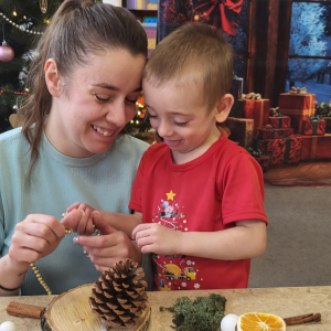 Chłopiec z mamą wykonujący stroik.