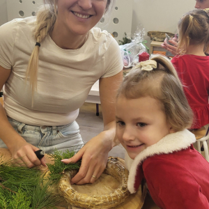 Dziewczynka z mamą wykonująca stroik.