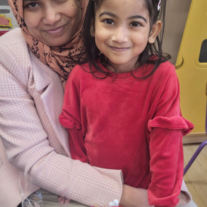 Dziewczynka z mamą.