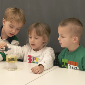 dodawanie przez dzieci składników do doświadczenia  - Lawa