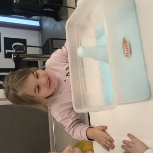 obserwowanie przez dziewczynkę doświadczenia - wulkan