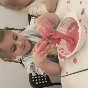 dziewczynka podczas robienia slime’a 