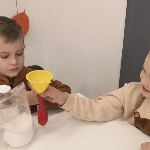 dodawanie przez dzieci produktów potrzebnych do doświadczenia