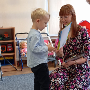 chłopiec otrzymujący dyplom 