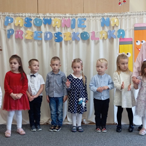 dzieci w trakcie składania przyrzeczenia