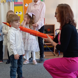 Pani dyrektor pasuje chłopca na przedszkolaka