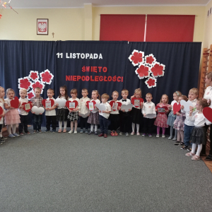 dzieci podczas śpiewania piosenki