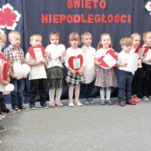 dzieci podczas śpiewania piosenki