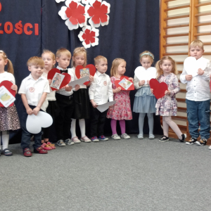 dzieci podczas śpiewania piosenki