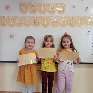 dzieci na tle ścianki dzień życzliwości