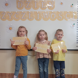 dzieci na tle ścianki dzień życzliwości